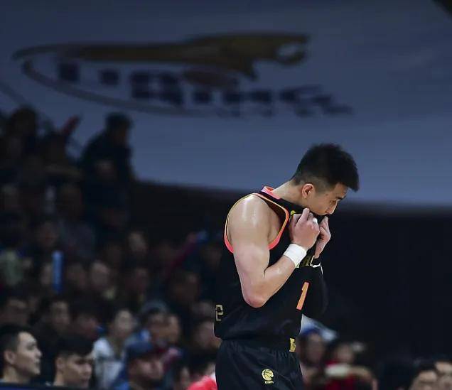 半岛app下载体育-火箭男神郭艾伦表现神勇，带领球队取得连胜